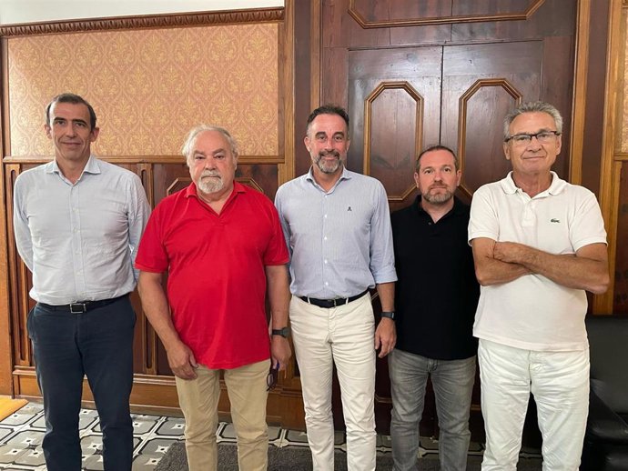 El conseller de Vivienda, Territorio y Movilidad, José Luis Mateo, el directoir general de Vivienda, José Francisco Reynés, y miembros del Fòrum de la Societat Civil.