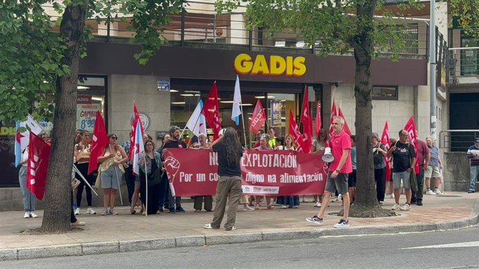 Manifestación del sector de la alimentación en Ourense frente al supermercado Gadis en la rúa Xoán de Novoa