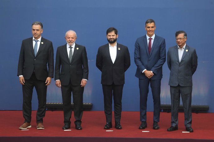 21 de julho de 2025, Chile, Santiago: (E-D) O presidente uruguaio Yamandu Orsi, o presidente brasileiro Luiz Inácio Lula da Silva, o presidente chileno Gabriel Boric, o primeiro-ministro espanhol Pedro Sanchez e o presidente colombiano Gustavo Petro posam