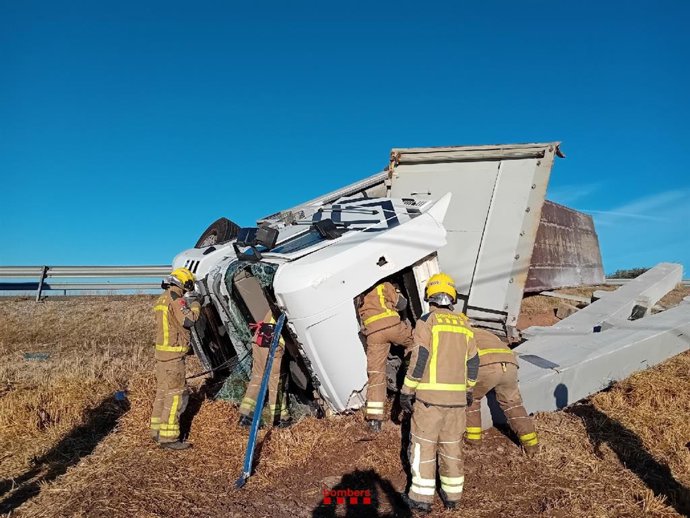 El conductor de un camión queda atrapado tras volcar el vehículo en Agramunt (Lleida)