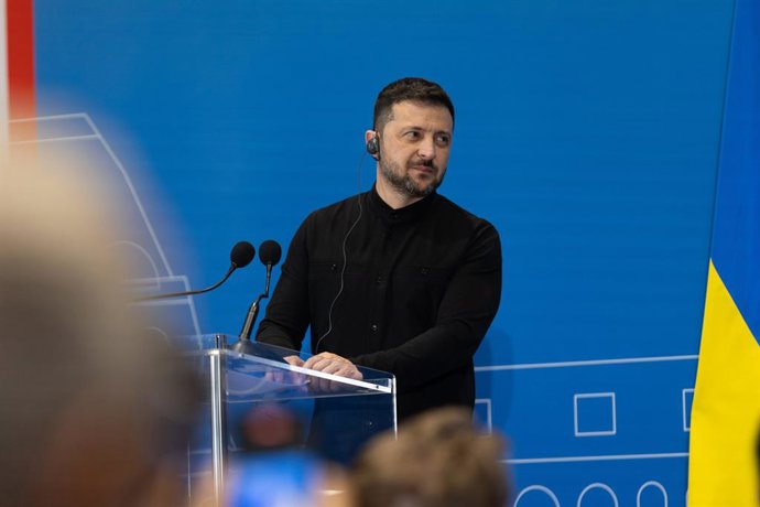 10 de julho de 2025, Roma, Itália: O presidente ucraniano Volodymyr Zelenskyy, à esquerda, olha para a primeira-ministra italiana Giorgia Meloni, durante uma coletiva de imprensa após a reunião da Coalizão dos Dispostos, em 10 de julho de 2025, em Roma, I