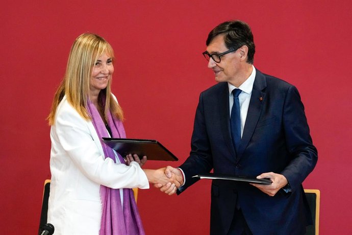 El president de la Generalitat, Salvador Illa, i la presidenta del CGPJ, María Isabel Perelló en la signatura del conveni a l'Escola Judicial de Barcelona