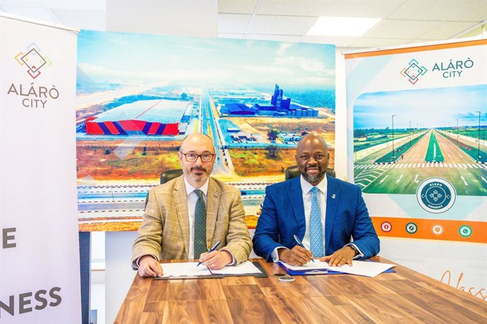 (L-R) Yomi Ademola, Chairman, Rendeavour West Africa & Managing Director, Alaro City, And Paul Vanni, International Director, Wellington College International, Sign Partnership Agreement.