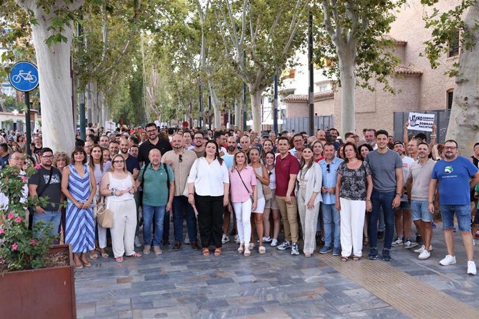 Miembros del PSRM-PSOE en el paseo Alfonso X El Sabio antes de la manifestación