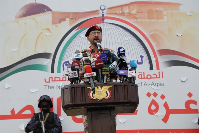 Archivo - Arquivo - 8 de dezembro de 2023, SANAA, Sanaa, Iêmen: O porta-voz militar dos houthis, Yahya Saree, fala na manifestação... Os houthis do Iêmen, apoiados pelo Irã, afirmaram ter disparado mísseis contra dois navios no Mar Vermelho na sexta-feira