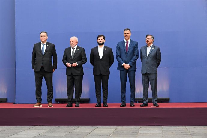 (I-D) El presidente de Uruguay, Yamandú Orsi; el presidente de Brasil, Luiz Inácio Lula da Silva; el presidente de Chile, Gabriel Boric; el presidente de España, Pedro Sánchez, y el presidente de Colombia, Gustavo Petro'