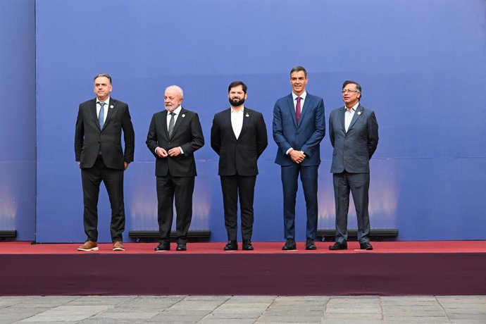 (E-D) O Presidente do Uruguai, Yamandú Orsi; o Presidente do Brasil, Luiz Inácio Lula da Silva; o Presidente do Chile, Gabriel Boric; o Presidente da Espanha, Pedro Sánchez, e o Presidente da Colômbia, Gustavo Petro, durante a "Reunião de Alto Nível",