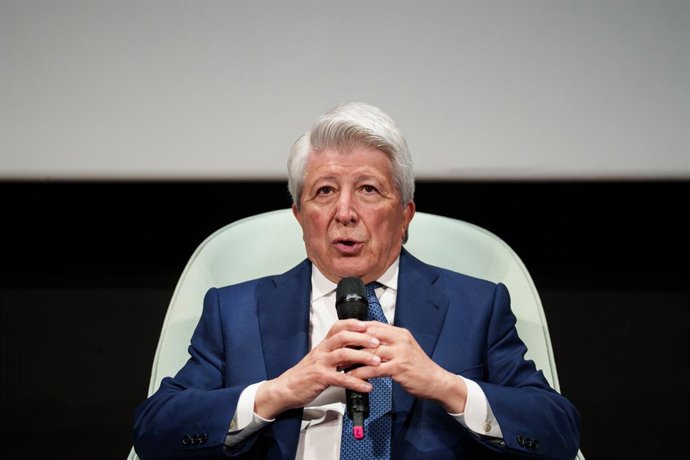 Archivo - El presidente del Atlético de Madrid y productor, Enrique Cerezo, durante una rueda de prensa, a 20 de mayo de 2025, en Madrid (España). La Academia de Cine ha concedido la Medalla de Oro a Enrique Cerezo por haber contribuido con su trayectoria