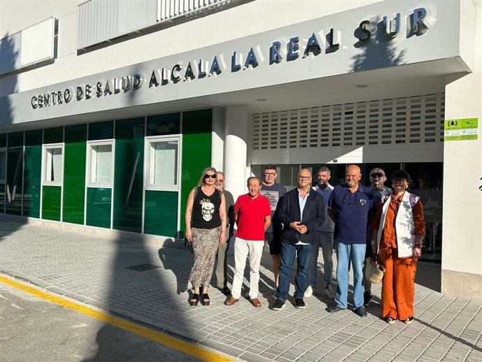 Los socialistas posan ante el edificio del nuevo centro de salud