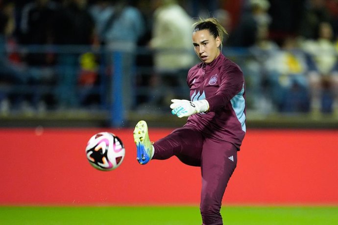 Archivo - Cata Coll of Spain warms up during the International Friendly match played between Spain and Canada at Francisco de la Hera stadium on October 25, 2024, in Badajoz, Spain.