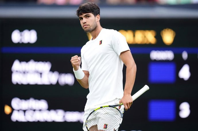 06 July 2025, United Kingdom, London: Spanish tennis player Carlos Alcaraz celebrates a point against Russian Andrey Rublev during their men's singles round of 16 tennis match on day seven of the 2025 Wimbledon Championships. Photo: Adam Davy/PA Wire/dpa
