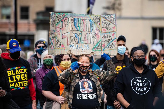 Archivo - Manifestantes en Louisville, Kentucky, por el aniversario de la muerte de Breonna Taylor a manos de la Policía