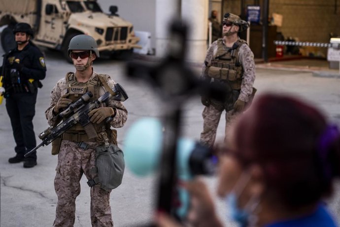 17 de julho de 2025, Los Angeles, Califórnia, EUA: Fuzileiros navais e policiais dos EUA montam guarda do lado de fora do Centro de Detenção Metropolitana em Los Angeles, quinta-feira, 17 de julho de 2025.