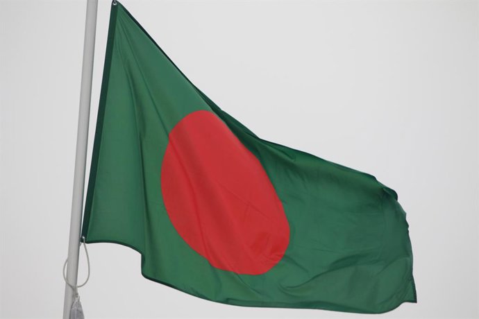Archivo - October 10, 2024, Saint Petersburg, Russia: The national flag of the People's Republic of Bangladesh, fluttering in the wind on a flagpole in Saint Petersburg, Russia.