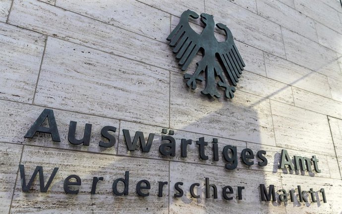 Archivo - FILED - 18 October 2019, Berlin: The German coat of arms and the lettering "Auswärtiges Amt / Werderscher Markt 1" can be seen on an outer wall at the entrance to the Foreign Office. The German government condemned North Korea's test of two shor