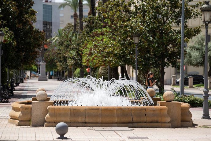 Archivo - Vista de varios chorros de agua de una fuente en Badajoz