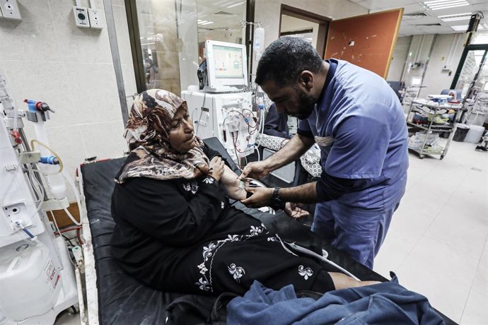 Archivo - Un sanitario atiende a una paciente palestina en el hospital Al Aqsa en Deir al Balá, en la Franja de Gaza 