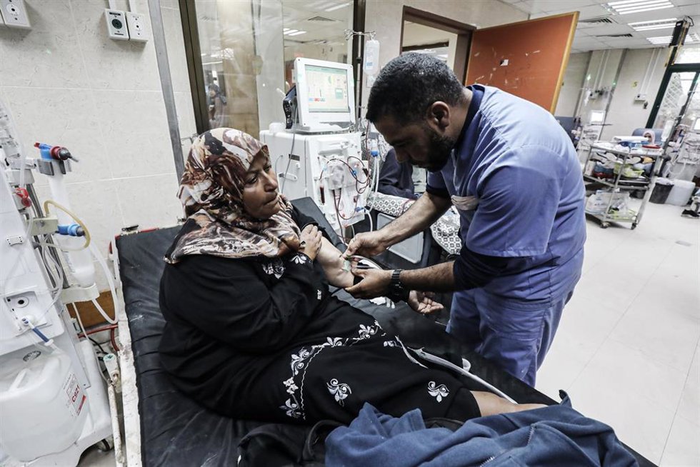 Archivo - Un sanitario atiende a una paciente palestina en el hospital Al Aqsa en Deir al Balá, en la Franja de Gaza 