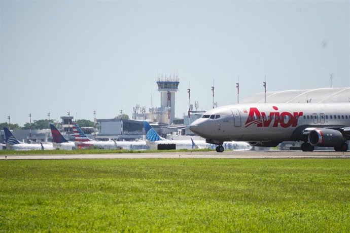 Vista de un avión que transporta migrantes venezolanos que fueron encarcelados en El Salvador mientras se prepara para partir hacia Venezuela 