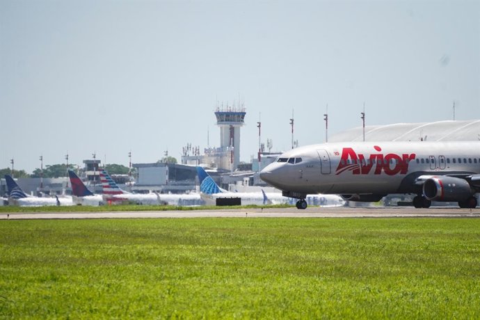 18 de julho de 2025, San Salvador, El Salvador: Vista de um avião transportando migrantes venezuelanos que estavam presos no Centro de Confinamento de Terrorismo de El Salvador (CECOT) enquanto se prepara para partir para a Venezuela no Aeroporto Internac