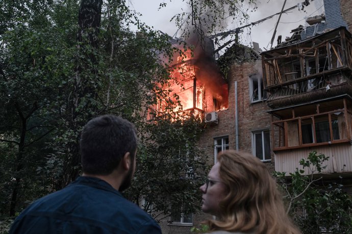 31 de julio de 2025, Ucrania, Kiev: Un incendio se desata en un edificio residencial tras un ataque con misiles rusos