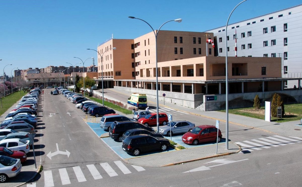 Intoxicada por humo tras incendiarse un coche en la calle y llegar el fuego a su vivienda en Herreruela