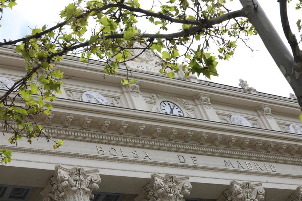 Archivo - Fachada del edificio de la Bolsa de Madrid, en Madrid (España)