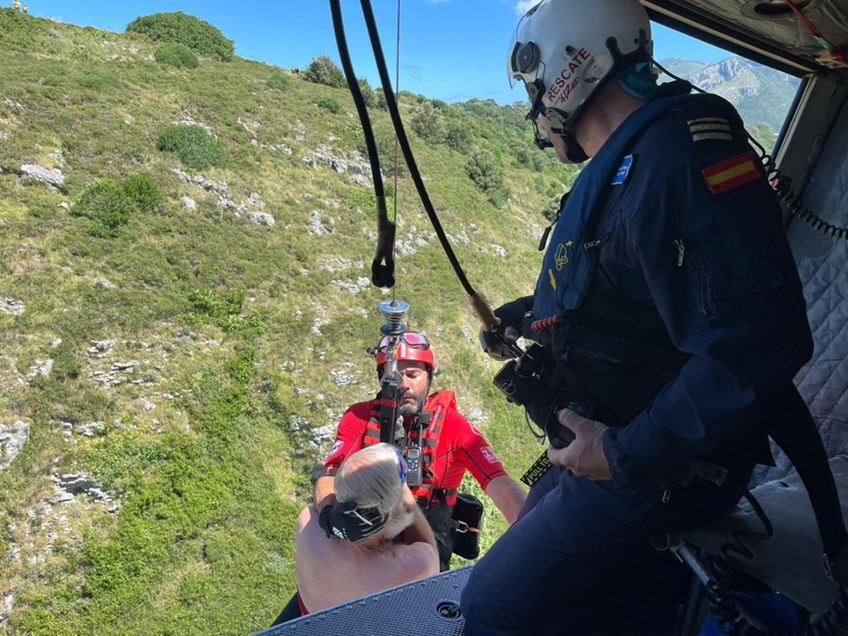Rescatados por el helicóptero un hombre y un niño ingleses que tenían problemas en el agua en Sonabia