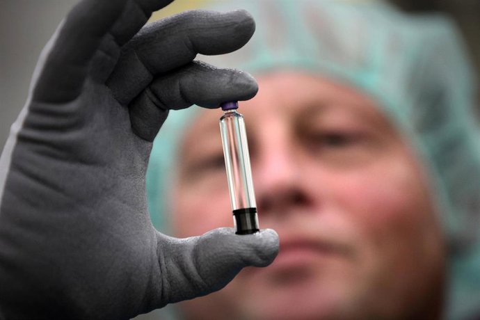 Archivo - FILED - 27 October 2011, Hesse, Frankfurt/Main: An employee holds an ampoule of insulin in his hand at the headquarters of insulin manufacturer Sanofi-Aventis Germany. Photo: Fredrik von Erichsen/dpa