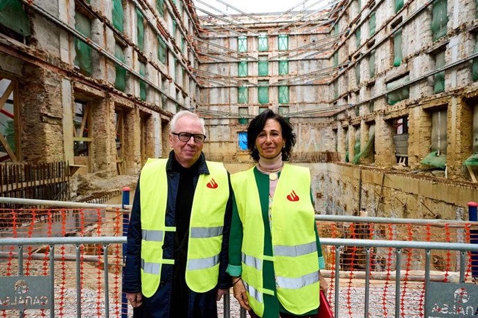 Archivo - La presidenta del Grupo Santander, Ana Botín, y el arquitecto de la obra, David Chipperfield, en las obras de Faro Santander