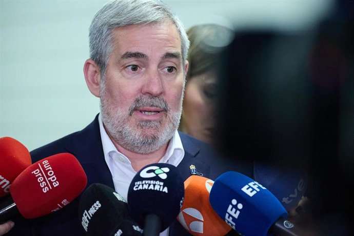 Archivo - El presidente de Canarias, Fernando Clavijo, ofrece declaraciones a los medios durante la jornada 'Niños y niñas que migran solos: una responsabilidad compartida', organizada por el Gobierno canario, en la Casa Encendida, a 5 de junio de 2025, e