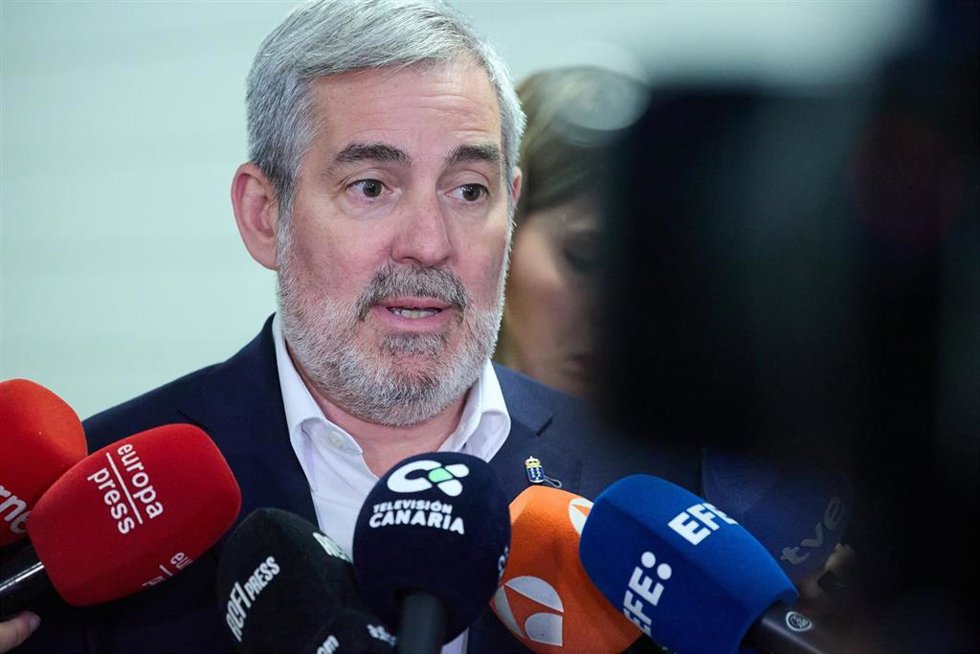 Archivo - El presidente de Canarias, Fernando Clavijo, ofrece declaraciones a los medios durante la jornada 'Niños y niñas que migran solos: una responsabilidad compartida', organizada por el Gobierno canario, en la Casa Encendida, a 5 de junio de 2025,