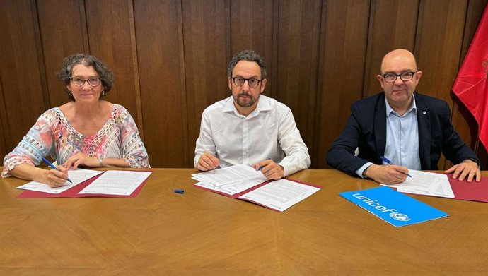 Inés Francés, Joseba Asiain y Joaquín Mencos, en la firma del convenio entre el Gobierno de Navarra y Unicef.