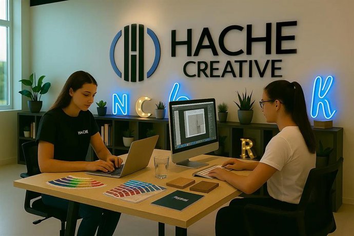 El equipo desarrollando nuevas propuestas visuales