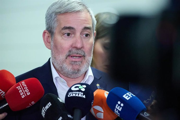 Archivo - El presidente de Canarias, Fernando Clavijo, ofrece declaraciones a los medios durante la jornada 'Niños y niñas que migran solos: una responsabilidad compartida', organizada por el Gobierno canario, en la Casa Encendida, a 5 de junio de 2025, e