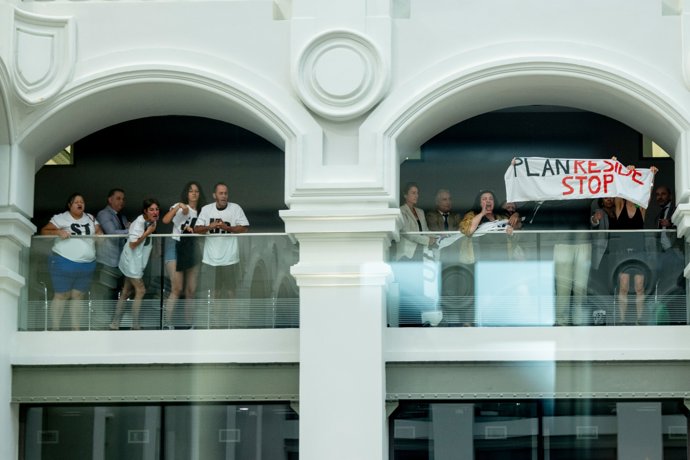 Vecinos protestan por la política de vivienda en el Palacio de Cibeles