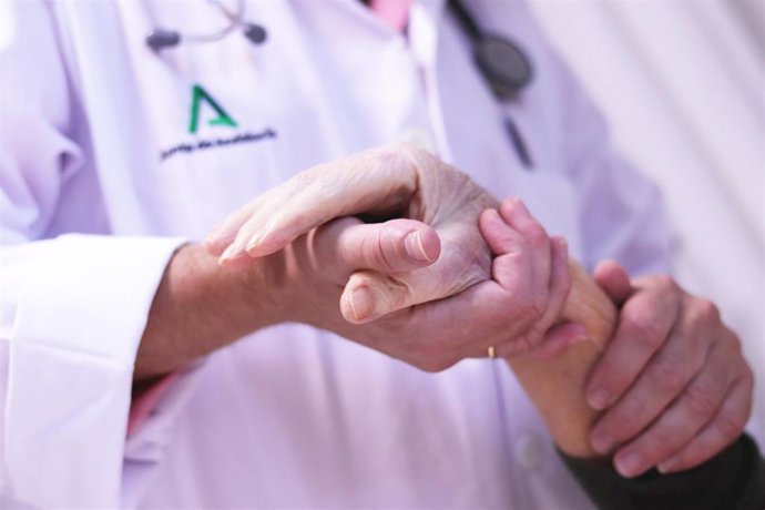 Archivo - Cuidados sanitarios en Andalucía.