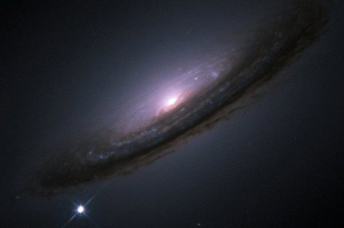 El punto brillante de la supernova 1994D aparece junto a la galaxia NGC 4526.