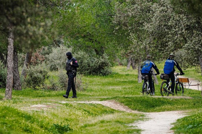 Archivo - Agentes de la Policía Local en el parking del Lago de Casa de Campo, a 26 de octubre de 2023, en Madrid (España).