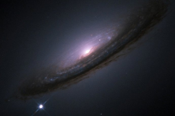 O ponto brilhante da supernova 1994D aparece próximo à galáxia NGC 4526.