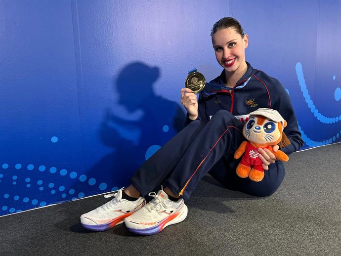 A nadadora espanhola Iris Tió posa com a medalha de ouro que ganhou na rotina de estilo livre solo no Campeonato Mundial de Cingapura 2025.