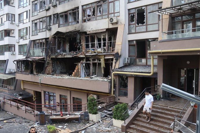 KIEV, 21 de julho de 2025 -- Um prédio residencial danificado é fotografado após um ataque aéreo no distrito de Shevchenkivskyi, em Kiev, Ucrânia, em 21 de julho de 2025. Duas pessoas morreram e outras 15 ficaram feridas em uma onda de ataques de mísseis 