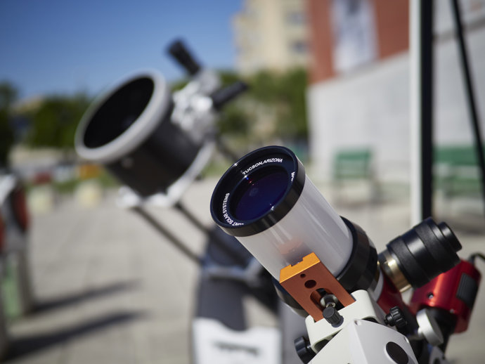 Archivo - Varios telescopios en la explanada del Planetario de Pamplona, a 10 de junio de 2021, en Pamplona, Navarra (España).  