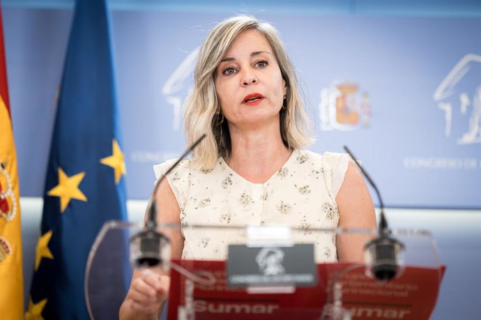 La portavoz de Sumar en el Congreso, Verónica Martínez Barbero, durante una rueda de prensa en el Congreso de los Diputados, a 8 de julio de 2025, en Madrid (España).