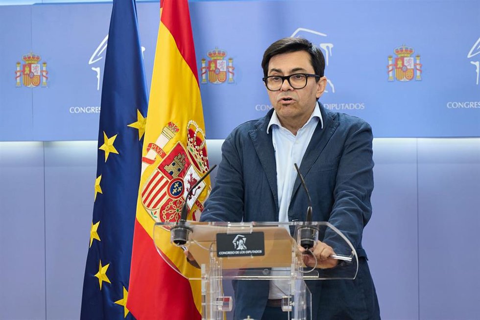 Archivo - El secretario cuarto de la Mesa del Congreso y portavoz de En Comú Podem, Gerardo Pisarello, durante una rueda de prensa anterior a la reunión de la Junta de Portavoces, en el Congreso de los Diputados, a 17 de junio de 2025, en Madrid (España