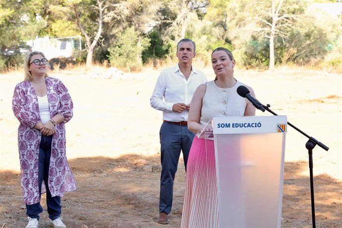 La presidenta del Govern, Marga Prohens, este martes en Llucmajor.