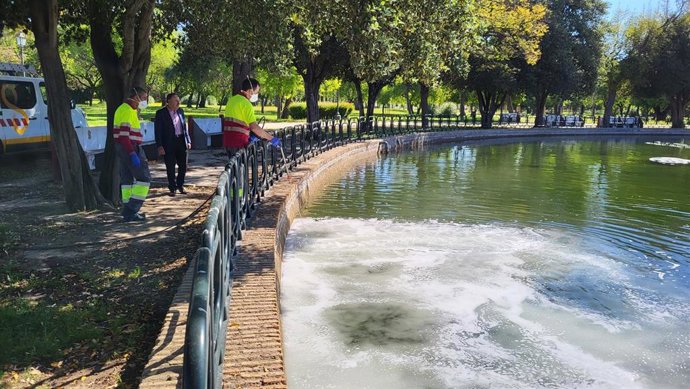 Labores de refuerzo del plan de control del Virus del Nilo en espacios públicos de la ciudad.