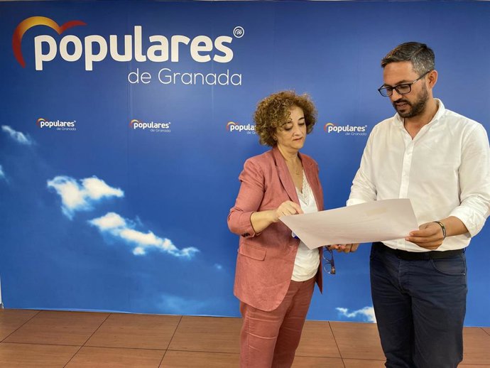 El vicesecretario de Agricultura del PP de Granada, Antonio Mancilla, y la parlamentaria andaluza del PP-A Rosa Fuentes, en rueda de prensa.