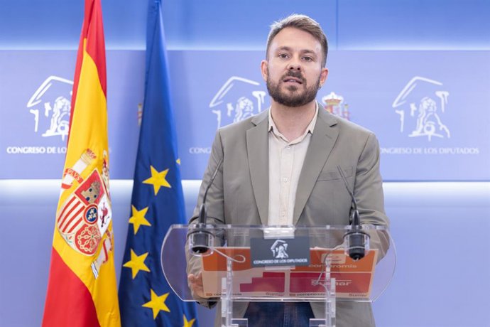 El diputado de Compromis Alberto Ibáñez, durante una rueda de prensa, en el Congreso de los Diputados, a 22 de julio de 2025, en Madrid (España).