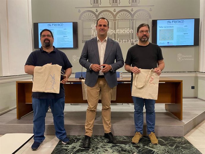 Los organizadores y el  diputado de Cultura presentan el taller de bordado que llegará a 18 pueblos.